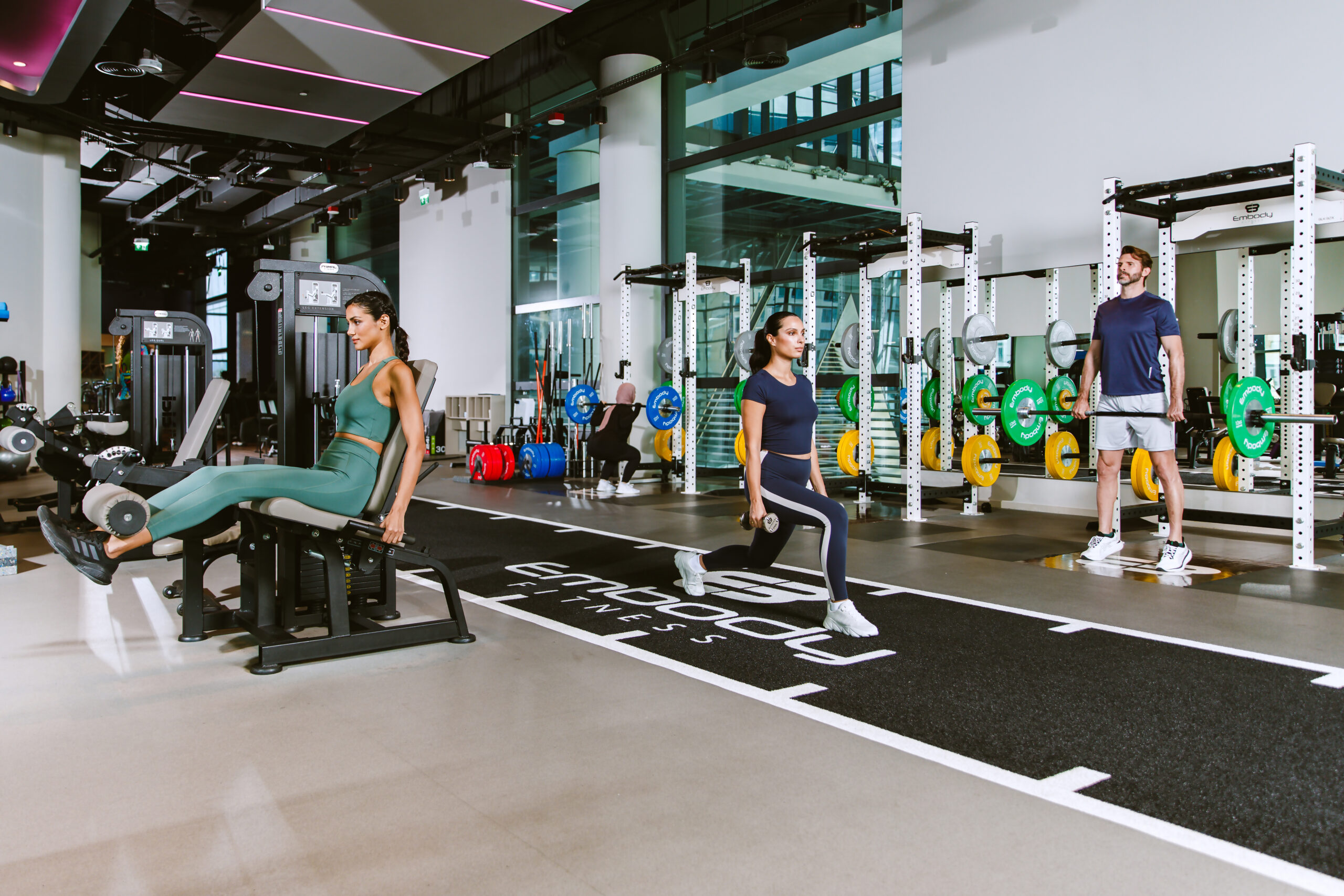 1 male and 2 female clients working out at Embody gymfloor